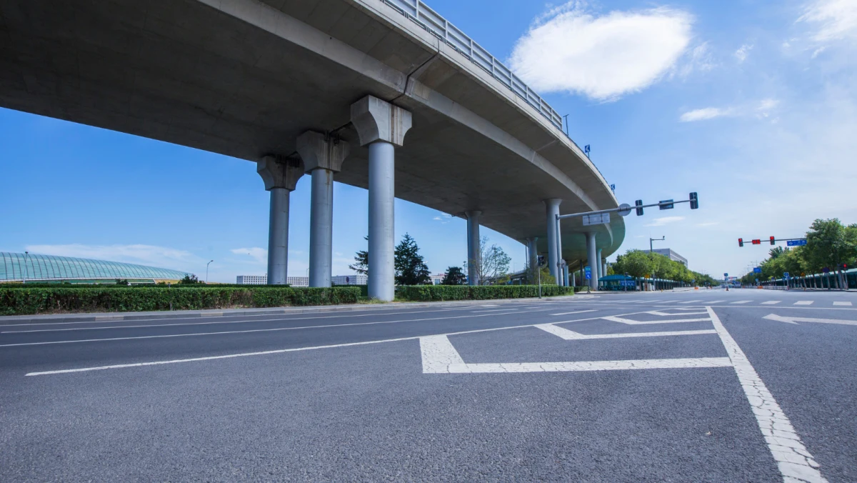 Rzeszów przygotowuje się do budowy połączenia ul. Warszawskiej z Krakowską. Miasto szuka firmy, która opracuje program funkcjonalno-użytkowy dla nowej drogi. Wykonawca ma zostać wybrany latem tego roku - poinformowały rzeszowskie władze.