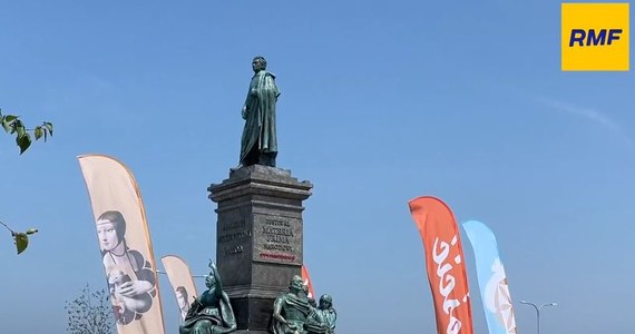 Gdynia ma od dziś nowy pomnik, a w zasadzie replikę słynnego pomnika Adama Mickiewicza, który stoi na Rynku Głównym w Krakowie. Zamiast gwaru turystów, wieszczowi towarzyszy szum fal.

