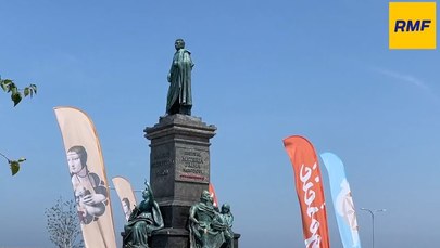 ​Adam Mickiewicz słucha szumu fal. W Gdyni stanęła replika pomnika   