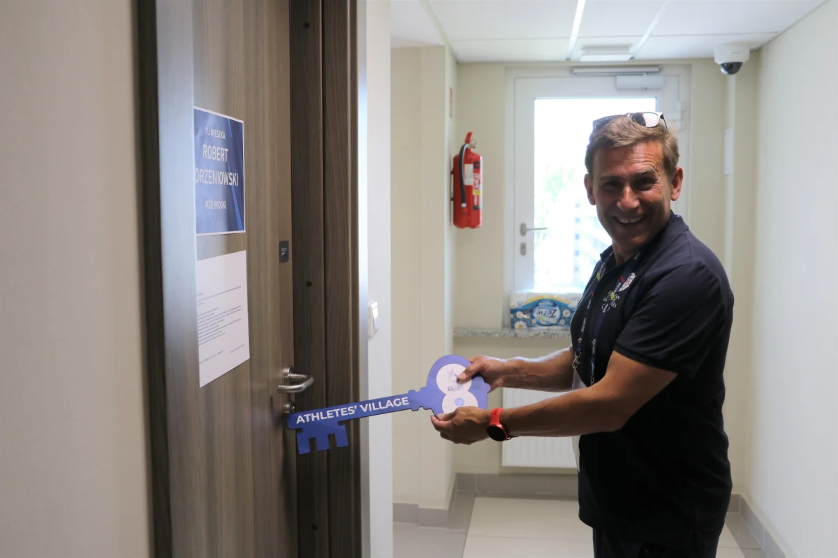 Kilkanaście domów studenta wypełnionych po brzegi, stołówka na 1200 osób, jedna scena, gdzie będą się odbywać koncerty – tak wygląda wioska zawodnicza Igrzysk Europejskich 2023 zlokalizowana na Miasteczku Studenckim AGH w Krakowie. Po miejscu, w którym najbardziej czuć atmosferę igrzysk, oprowadził nas jej mer Robert Korzeniowski. „Uważam, że jest to wioska, która w wielu przypadkach jest absolutnie na miarę światową, olimpijską” – powiedział reporterowi RMF FM. 