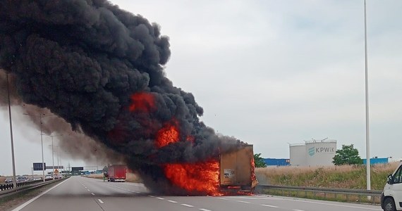 Spore utrudnienia i korki na autostradzie A4. Na odcinku między węzłami Wrocław Południe i Bielany Wrocławskie zapaliła się ciężarówka. 