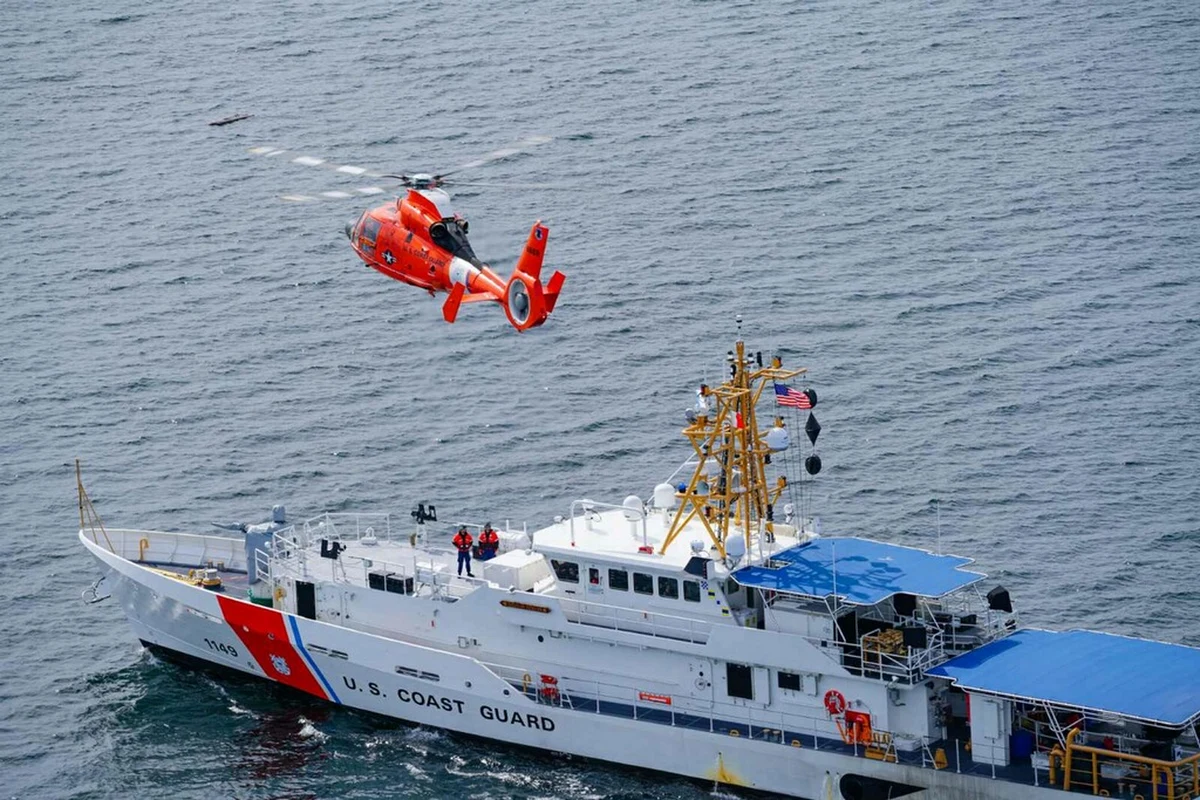 Przedstawiciele amerykańskiej straży przybrzeżnej z Bostonu nie dają większych szans na uratowanie osób, znajdujących się na pokładzie zaginionej łodzi podwodnej, która płynęła do wraku Titanica. W ramach akcji poszukiwania spenetrowano już obszar 25,9 tys. km2 - podała amerykańska Straż Wybrzeża (USCG). Do akcji włączył się kanadyjski morski samolot rozpoznawczy P-3 Aurora. Francja wysyła okręt, na którego wyposażeniu jest podwodny robot. Na miejsce poszukiwań ma dotrzeć w środę. Trwa wyścig z czasem. Kontakt z łodzią został stracony w niedzielę, niecałe dwie godziny po zanurzeniu. Wiadomo, że tlenu wystarcza na 96 godzin. Na pokładzie zaginionej łodzi jest 5 osób.