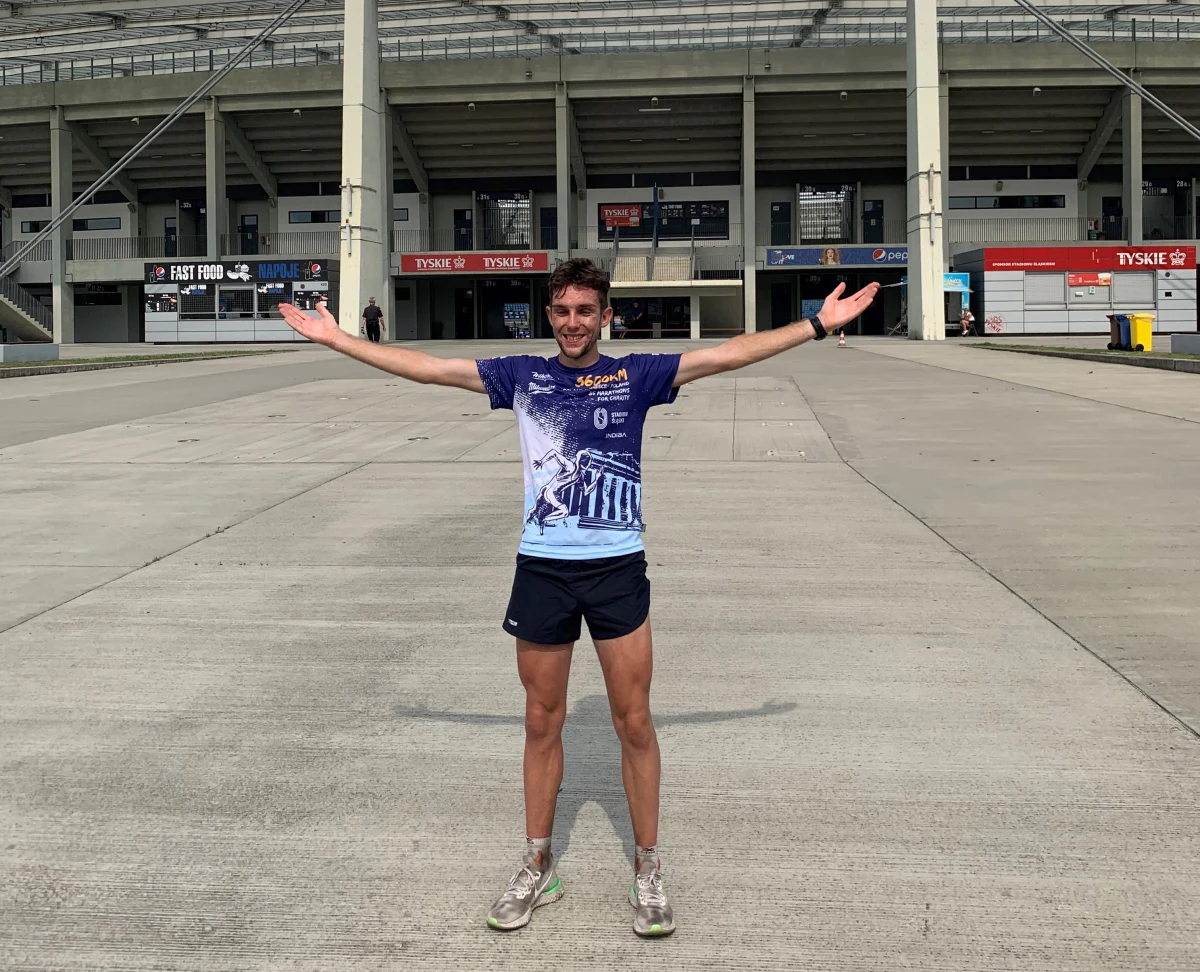 Tomasz Sobania, po pokonaniu 3600 km z Chorzowa do Maratonu i z powrotem, zakończył bieg w bramie Stadionu Śląskiego, gdzie w ramach Igrzysk Europejskich rozpoczęły się lekkoatletyczne drużynowe mistrzostwa Europy. „To było wyzwanie dla ciała i ducha” – powiedział na mecie.