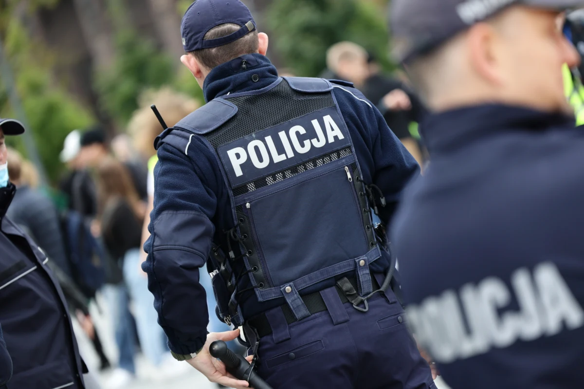 Policjanci z Lubichowa (woj. pomorskie) zatrzymali 28-latka, który zdewastował przystanek autobusowy, ponieważ, jak tłumaczył mundurowym, spóźnił się na rozmowę o pracę. Mężczyźnie grozi do 5 lat więzienia.