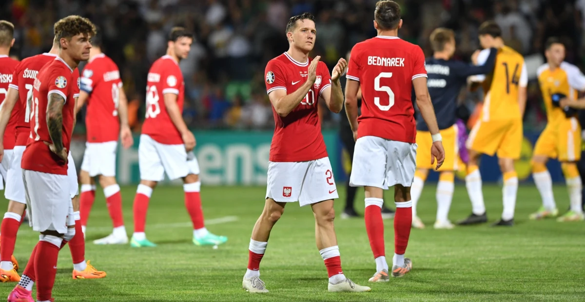 "To bardzo zły mecz w naszym wykonaniu. (...) Myśleliśmy, że dogra się sam do końca" - mówił po przegranym 2:3 spotkaniu z Mołdawią w eliminacjach mistrzostw Europy obrońca reprezentacji Polski Jan Bednarek. "Jesteśmy zdruzgotani. Przykra sprawa. Jeszcze nie doświadczyłem czegoś takiego" - przyznał inny z Biało-Czerwonych - Piotr Zieliński. "Co się stało w drugiej połowie? Nie wiem, nie jestem w stanie tego wytłumaczyć" - podkreślał z kolei trener Polaków Fernando Santos. 
