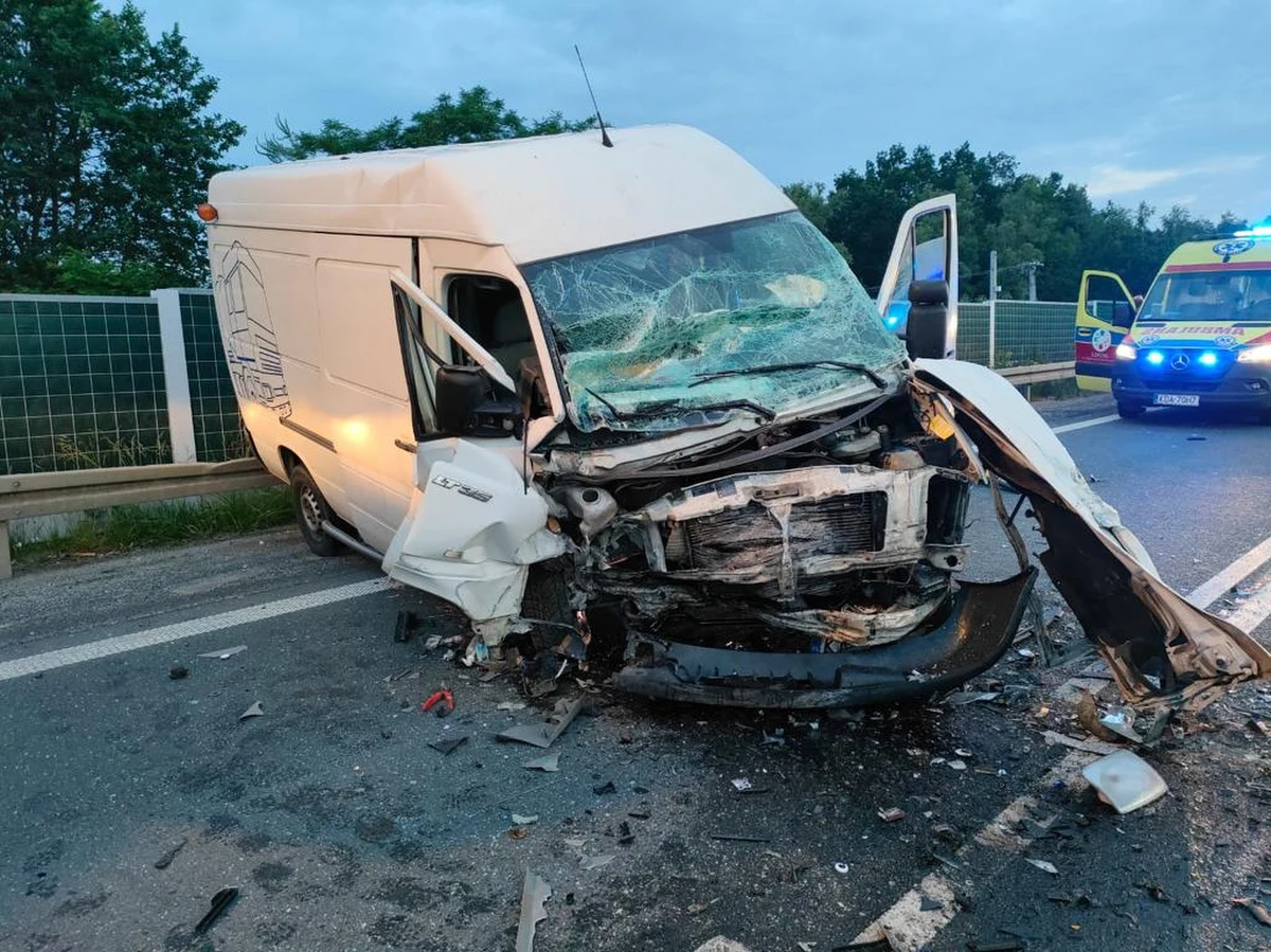 3 osoby zginęły w wypadku na drodze krajowej nr 73 w Dąbrowie Tarnowskiej. Nad ranem dostawczy bus zderzył się tam z autem osobowym. 