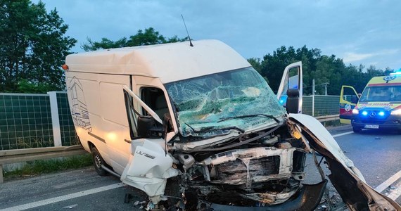 3 osoby zginęły w wypadku na drodze krajowej nr 73 w Dąbrowie Tarnowskiej. Nad ranem dostawczy bus zderzył się tam z autem osobowym. 
