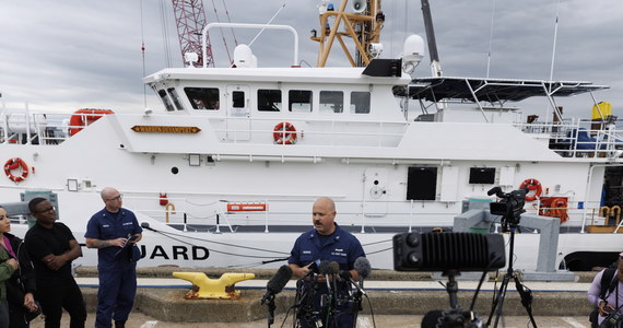Wydobywające się co 30 minut odgłosy uderzeń mieli słyszeć ratownicy poszukujący na Atlantyku zaginionej łodzi podwodnej Titan z pięcioma osobami na pokładzie - podaje CNN. Już w 2018 r. eksperci ostrzegali firmę OceanGate, że jej eksperymentalna łódź podwodna może ulec "katastrofalnym" problemom - pisze "New York Times".