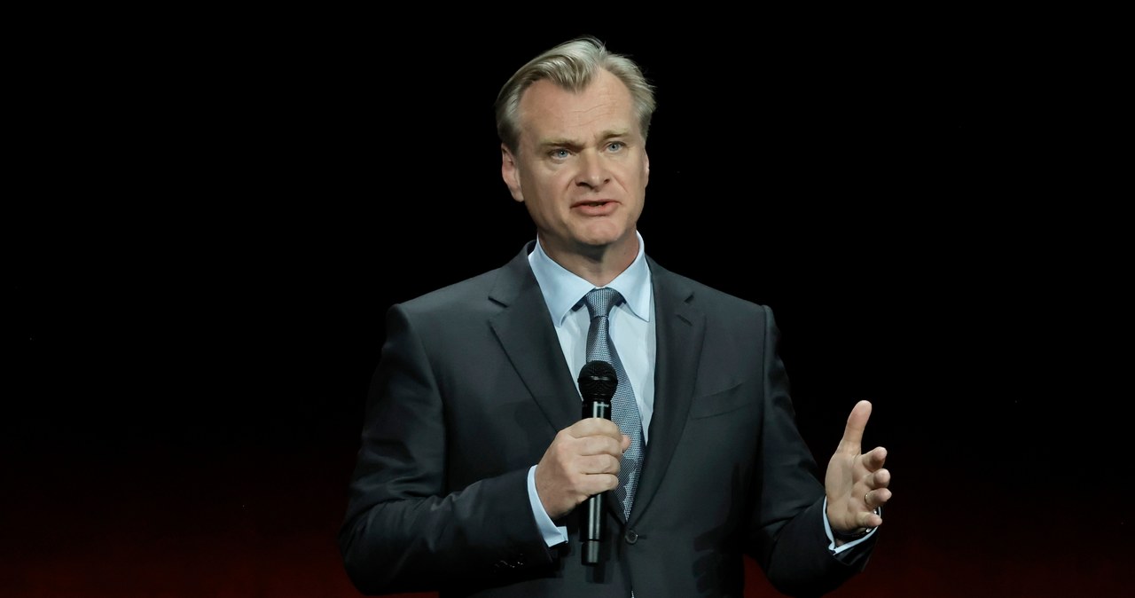 Christopher Nolan, którego najnowszy film "Oppenheimer" trafi do kin już 21 lipca, w jednym z ostatnich wywiadów odniósł się do tematu sztucznej inteligencji i zagrożeń płynących z jej strony. Zdaniem reżysera, o takich zagrożeniach było wiadomo już dawno, ale media nie informowały o nich wystarczająco skutecznie. Zaczęły to robić dopiero wtedy, gdy sztuczna inteligencja zagroziła dziennikarzom utratą pracy.