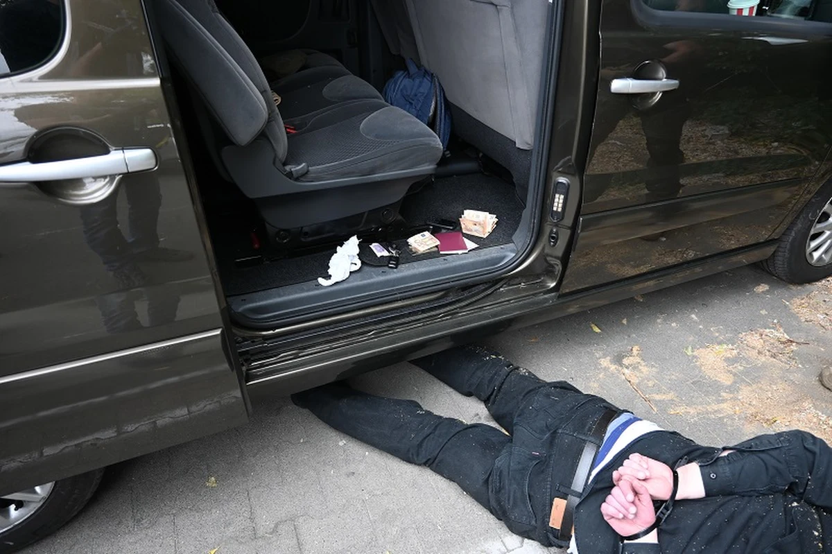 Funkcjonariusze Warmińsko-Mazurskiego Oddziału Straży Granicznej zatrzymali 54-letniego Holendra, który chciał w Polsce nielegalnie kupić broń palną. Według śledczych mężczyzna jest powiązany ze skrajnymi ruchami nacjonalistycznymi. Zamierzał przemycić broń z Polski i wykorzystać ją na terytorium Holandii. Został tymczasowo aresztowany.