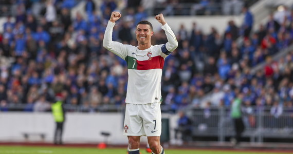 ​Cristiano Ronaldo strzelił gola w wyjazdowym meczu z Islandią (1:0) w eliminacjach piłkarskich mistrzostw Europy i po raz 200. zagrał w reprezentacji Portugalii. 38-letni napastnik jest absolutnym rekordzistą pod względem liczby zdobytych bramek i występów w drużynie narodowej.
