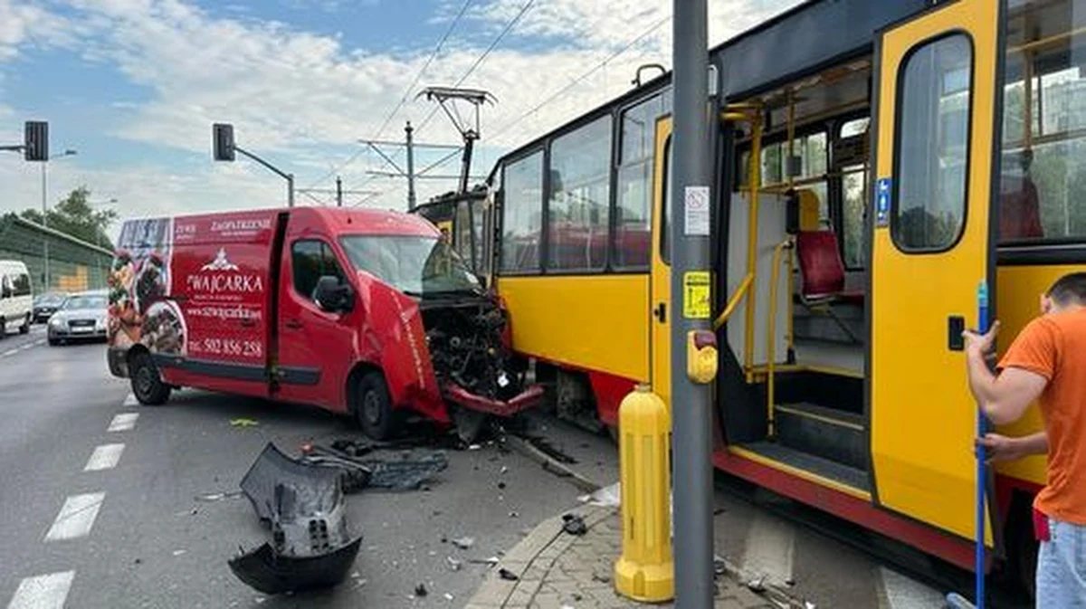 Spore utrudnienia dla kierowców w Warszawie. Na ulicy Powstańców Śląskich, przy skrzyżowaniu z Pełczyńskiego, doszło do kolizji tramwaju z samochodem.
