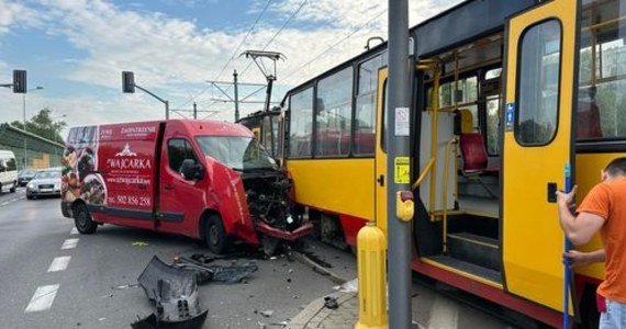 Spore utrudnienia dla kierowców w Warszawie. Na ulicy Powstańców Śląskich, przy skrzyżowaniu z Pełczyńskiego, doszło do kolizji tramwaju z samochodem.