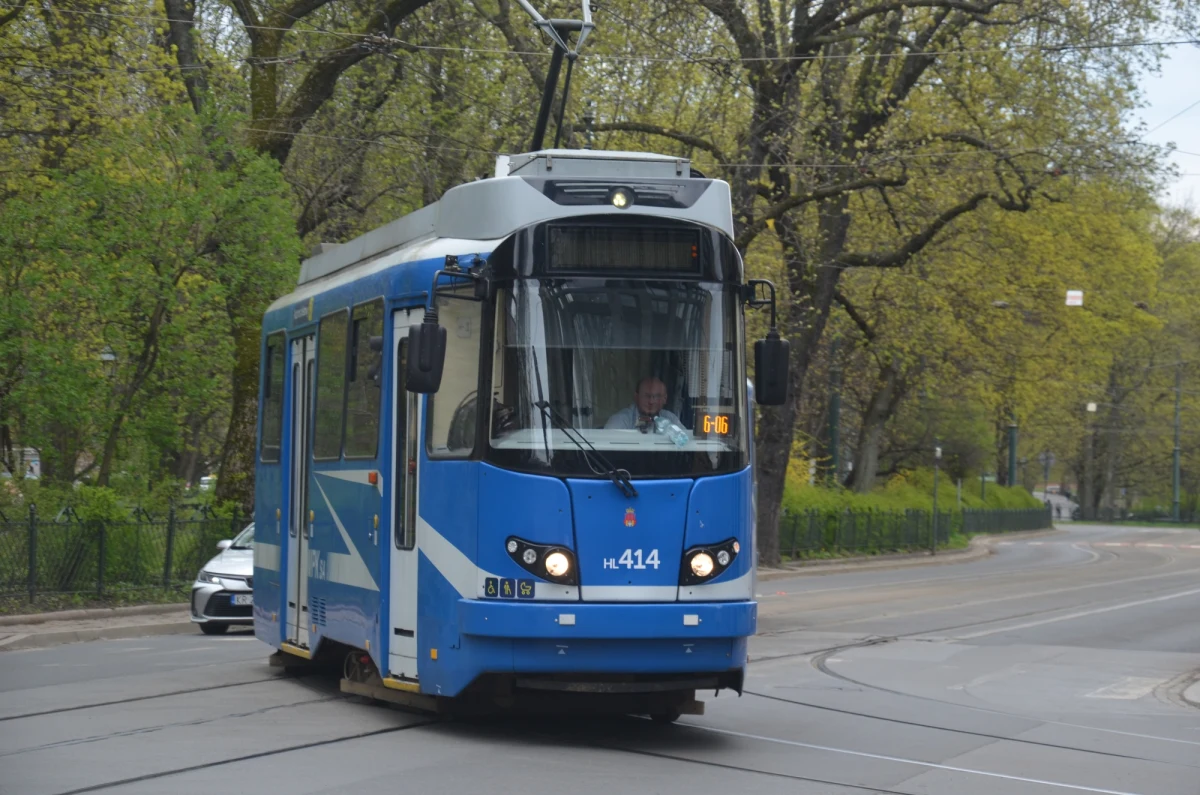 Dziś wieczorem na Stadionie Miejskim im. H. Reymana w Krakowie odbędzie się ceremonia otwarcia III Igrzysk Europejskich. W związku z tym linie tramwajowe 6 i 20 będą kursować dłużej, aż do północy. W kolejnych dniach także będą zmiany w funkcjonowaniu komunikacji.  