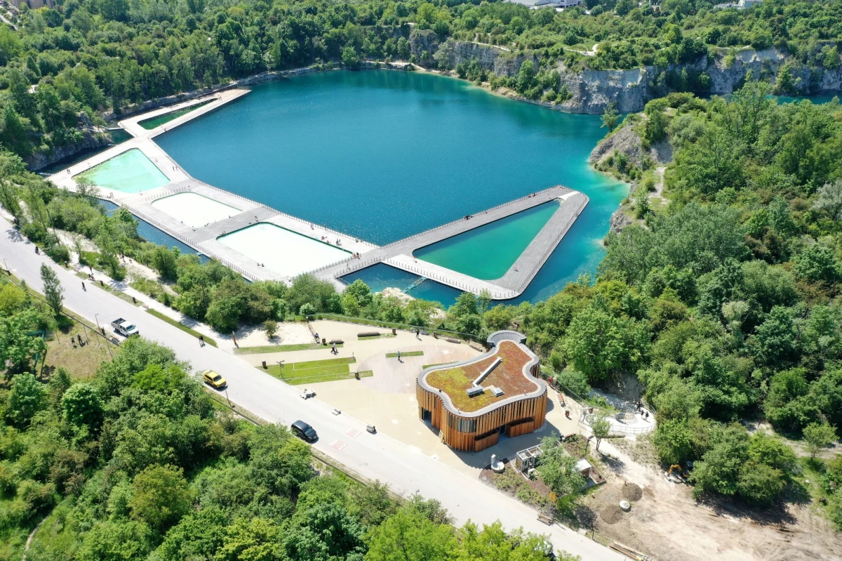 Kąpieliska na Bagrach i Zakrzówku zostaną uruchomione w czwartek, 22 czerwca, o godz. 10.00. Od tego momentu nad bezpieczeństwem wypoczywających będą czuwać ratownicy. Ze strzeżonych akwenów skorzystać będzie można w godz. 10.00–18.00, do 3 września
