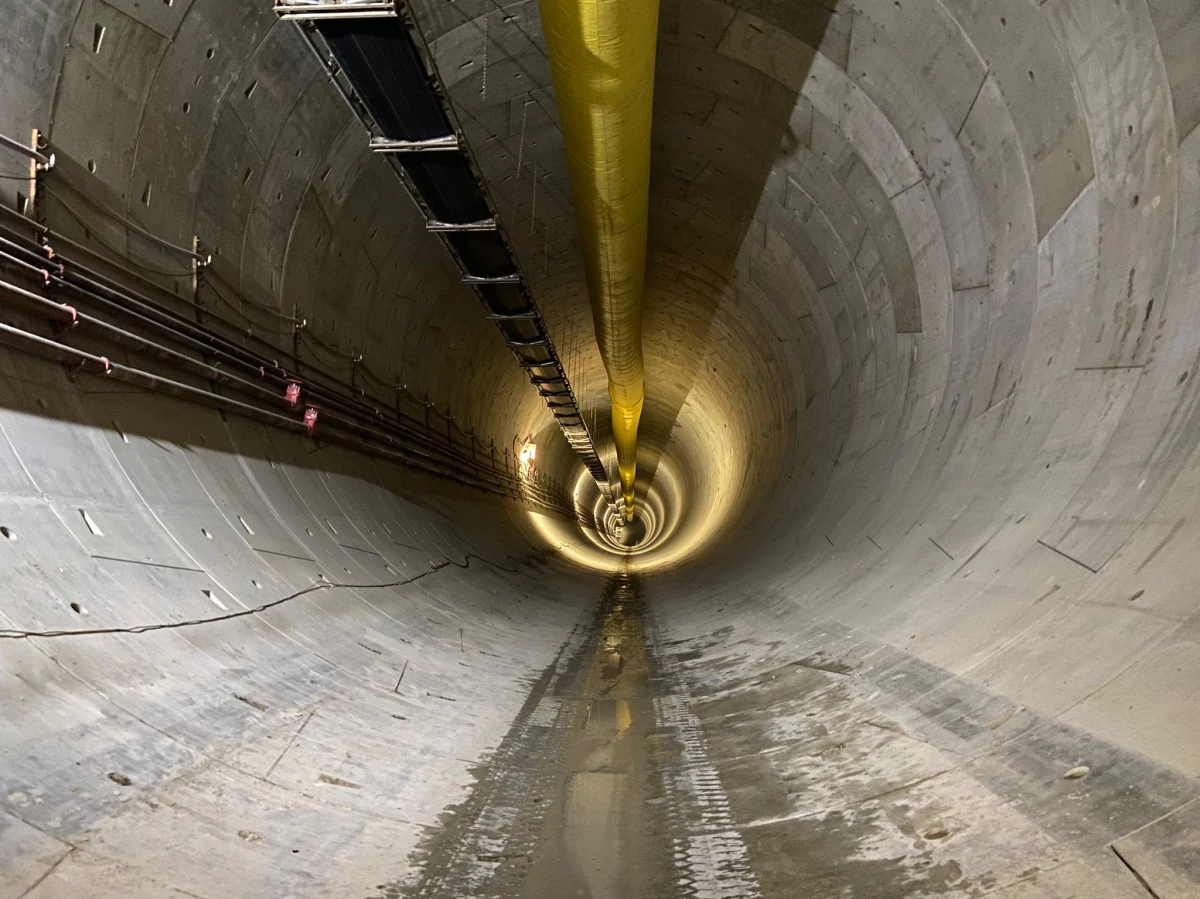 Środa jest pierwszym dniem, gdy tarcza "Faustyna", drążąca tunel średnicowy, przechodzi pod drogą krajową 91, czyli Al. Włókniarzy w Łodzi. Na czas robót aleję zwężono do jednego pasa w każdym kierunku.