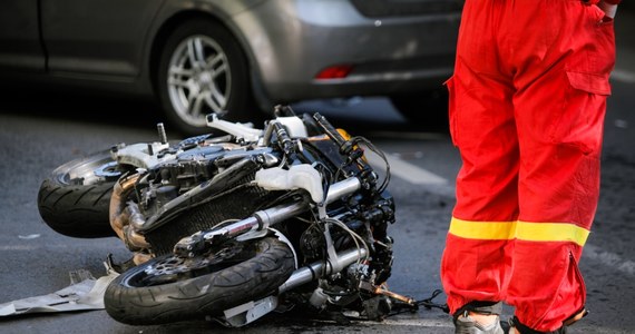Prokuratura Rejonowa z Gryfina wszczęła śledztwo, by wyjaśnić kto odpowiada za tragiczny wypadek motocyklisty w Starym Czarnowie. Na starym odcinku krajowej trójki w sobotę 10 czerwca na motocyklistę spadło drzewo. 54-latek zginął na miejscu.