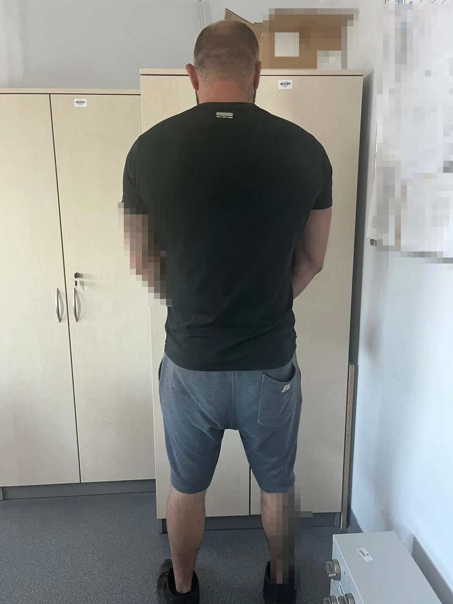 38-latek poszukiwany listem gończym i skazany za napad na jubilera w Niepołomicach wpadł podczas kontroli drogowej. Policjanci podjęli interwencję, kiedy kierowca na widok radiowozu gwałtownie skręcił w drogę podporządkowaną. Mężczyzna nie dość,  że miał cofnięte uprawnienia do kierowania, to był poszukiwany do odbycia kary więzienia.  


