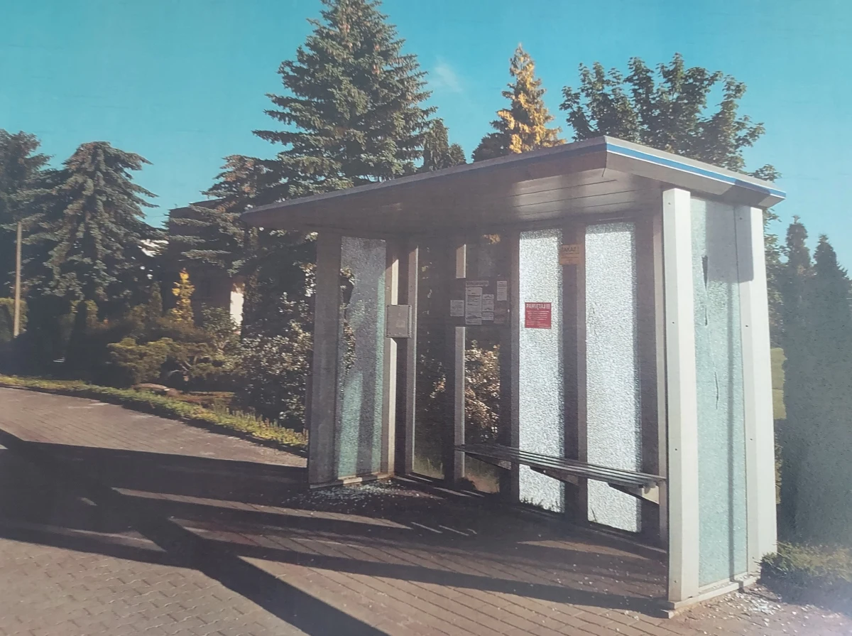 Tarnowscy policjanci zatrzymali 3 osoby odpowiedzialne za uszkodzenia szyb wiat przystankowych na terenie gminy Skrzyszów. Młodzi mężczyźni przyznali się do zarzutów uszkodzenia mienia i dobrowolnie poddali się karze.
