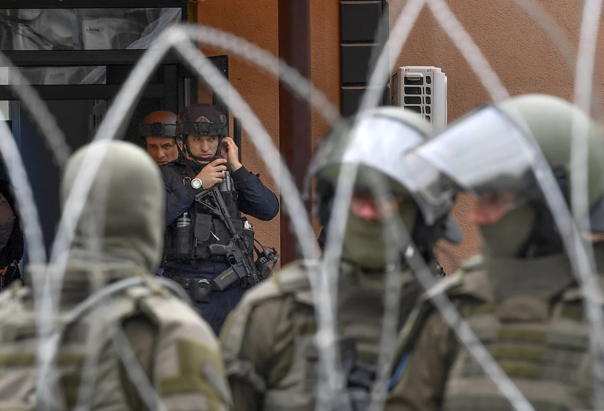 Trzej polscy antyterroryści służący na misji w Kosowie zostali zatrzymani przez kosowskich policjantów. Jak nieoficjalnie dowiedział się reporter RMF FM, ich zachowanie mogło doprowadzić do zamieszek na pograniczu Kosowa z Serbią, gdzie sytuacja od tygodni jest i tak bardzo napięta.
