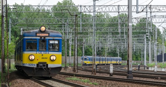 Prawie dwa razy więcej pociągów niż poza sezonem pojedzie tego lata na Półwysep Helski. Wakacyjne składy będą też pojemniejsze. Zwiększy się również częstotliwość kursowania pociągów z Gdyni do Kościerzyny. Samorząd Województwa Pomorskiego wprowadza też w okresie od 23 czerwca do 3 września  obniżkę cen w sprzedaży biletów kolejowych w ramach Taryfy Pomorskiej.