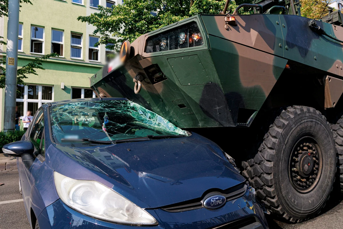 1,5 tys. zł mandatu i 12 punktów karnych otrzymał żołnierz, który prowadził pojazd wojskowy w momencie zderzenia z samochodem osobowym we Wrocławiu. Do kolizji doszło we wtorkowy poranek.