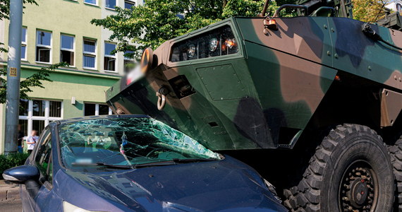 1,5 tys. zł mandatu i 12 punktów karnych otrzymał żołnierz, który prowadził pojazd wojskowy w momencie zderzenia z samochodem osobowym we Wrocławiu. Do kolizji doszło we wtorkowy poranek.