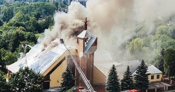 Strażakom po ponad 6 godzinach udało się ugasić pożar, który wybuchł w kościele pw. św. Floriana w Sosnowcu. Spalił się cały dach świątyni. W nocy trwało dogaszanie.