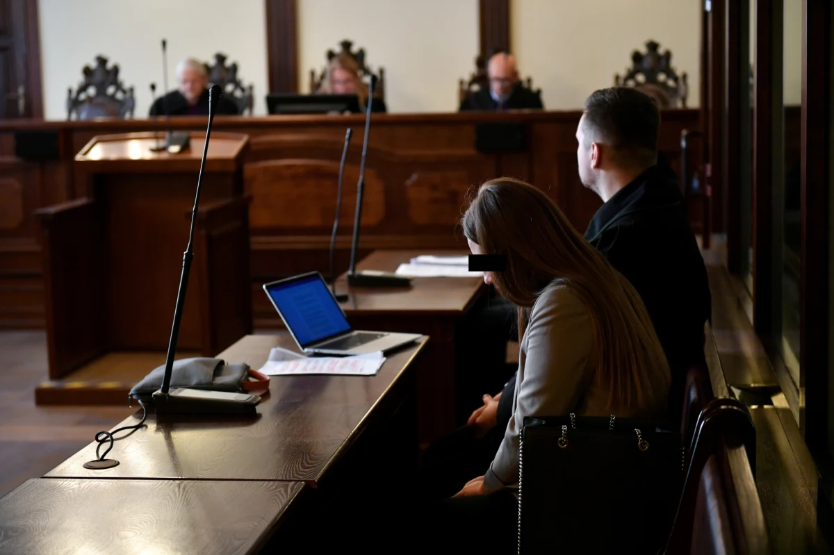 Łagodniejsza kara dla Daniela P. oskarżonego o znęcanie się nad pięcioletnimi bliźniaczkami i bardziej surowa dla Klaudii K., która ułatwiła to przestępstwo - taki wyrok ogłosił dziś Sąd Apelacyjny w Gdańsku. Decyzja jest prawomocna.