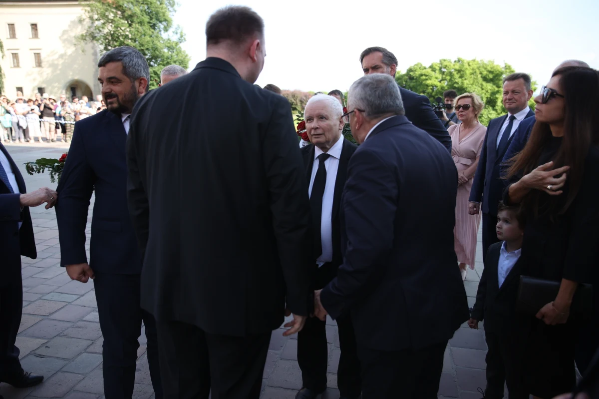 Myślę, że tę wiadomość trzeba czytać w szerszym kontekście, w którym najpierw widać piątkową, dość gwałtowną, decyzję pana Poręby o rezygnacji z bycia szefem sztabu wyborczego. Potem przez dwie doby PiS tak naprawdę nie miał szefa sztabu wyborczego. Później PiS nagle rezygnuje właściwie ze swojej wielkiej zapowiadanej konferencji w Łodzi i przenosi ją gdzieś na Dolny Śląsk. Ten pierwszy etap kampanii wyborczej PiS-u znalazł się w głębokim kryzysie – mówił w Radiu RMF24 prof. Sławomir Sowiński, politolog i socjolog z Uniwersytetu Kardynała Stefana Wyszyńskiego w Warszawie, który w rozmowie z Tomaszem Terlikowskim skomentował zmiany w rządzie. 