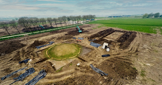 Holenderscy archeolodzy odkryli w Tiel we wschodniej Holandii szczątki starożytnego sanktuarium sprzed 4 tys. lat, poinformował urząd miasta Tiel. Była to prawdopodobnie świątynia poświęcona słońcu, mówi kierownik badań Cristian van der Linde.