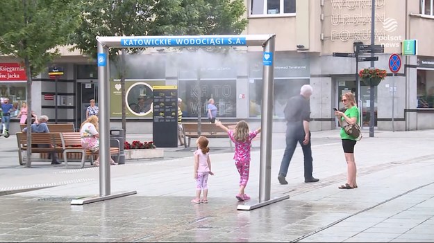 Polska idealnie wchodzi w pierwszy dzień lata. Z nieba leje się żar, a rządowe centrum bezpieczeństwa ostrzega przed upałami i  nawałnicami.  Już jest tak goprąco, że Polacy szukają cienia. A to dopiero początek, być może to właśnie tegoroczne lato będzie będzie najgorętsze. Materiał dla "Wydarzeń" przygotowała Monika Celej.