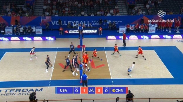 Skrót meczu Ligi Narodów siatkarzy 2023 USA – Chiny 3:0 (28:26, 25:22, 25:18).

