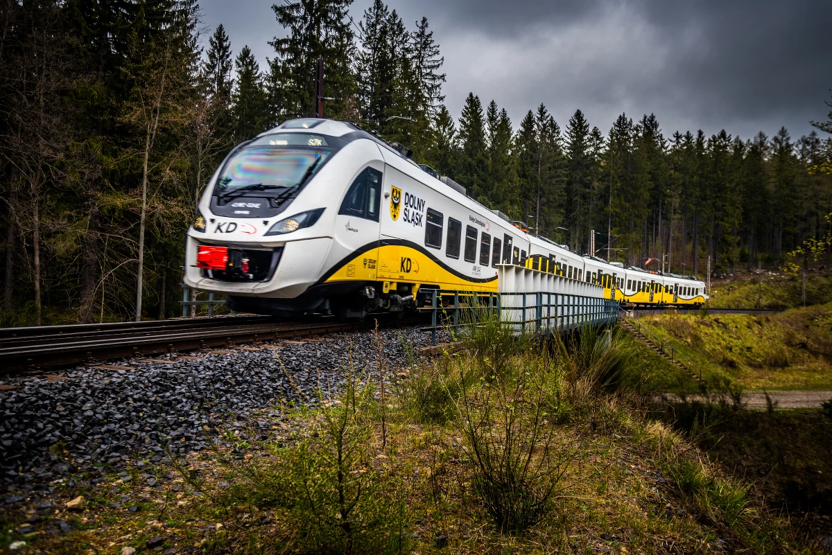 W sobotę, 24 czerwca, rusza nowe połączenie Kolei Dolnośląskich - z Wrocławia przez Zieloną Górę do Świnoujścia. Podróż ze stolicy Dolnego Śląska nad morze potrwa 5,5 godziny.