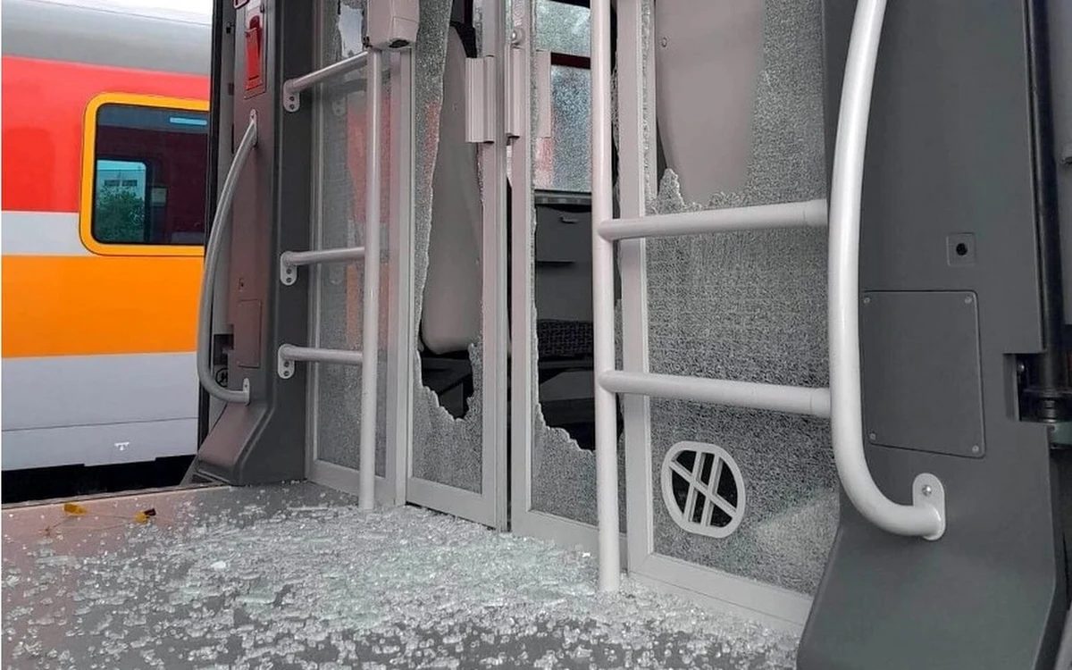 Dwaj chłopcy w wieku 12 i 14 lat zdemolowali - według śledczych - cztery pociągi stojące na bocznicy w Lesznie. Usłyszeli zarzut uszkodzenia mienia. Straty, które spowodowali, szacowane są na około pół miliona złotych.