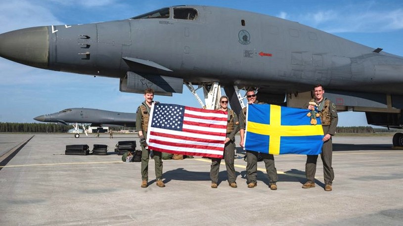 Pentagon ogłosił, że w wyniku inwazji Rosji na Ukrainę, Władimir Putin sprawił, iż Szwecja jeszcze w wakacje wejdzie do NATO, a teraz na jej terytorium wylądował pierwszy w historii amerykański bombowiec zdolny do przenoszenia broni jądrowej.