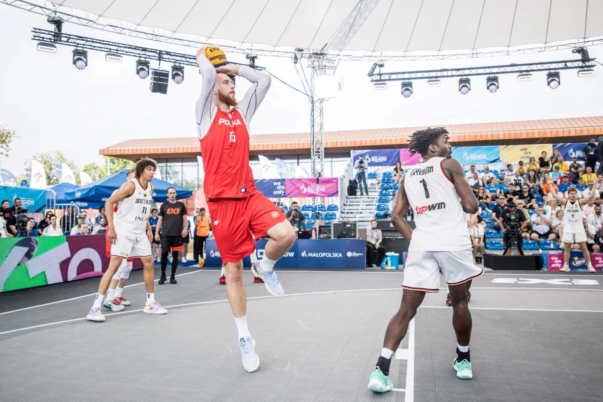 Reprezentacja Polski mężczyzn od porażki z Niemcami 20:21 i wygranej z Estonią 21:17 rozpoczęła rywalizację w turnieju koszykówki 3x3 w Igrzyskach Europejskich Kraków-Małopolska 2023. W piątek biało-czerwoni zagrają z Serbią o wyjście z grupy.