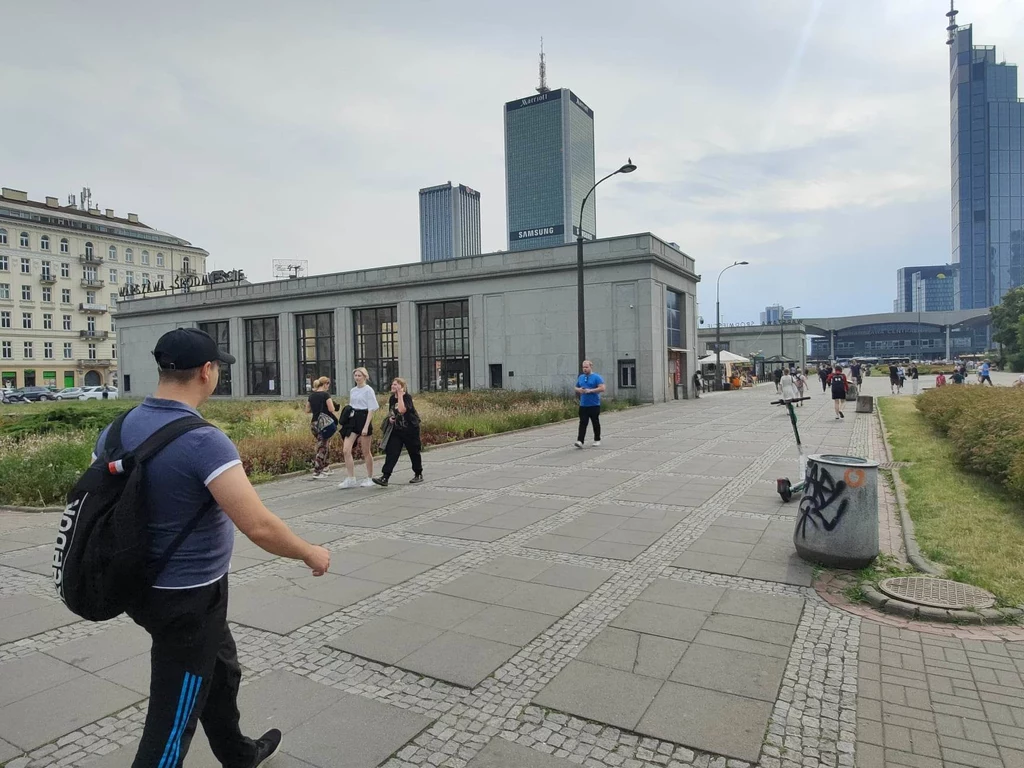 Obok dworca Warszawa Śródmieście codziennie przechodzi tłum warszawiaków. Ile zajrzy do sklepów na perony, gdy nie będą odjeżdżać stamtąd pociągi?