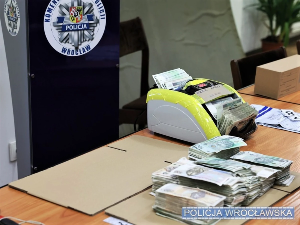 Wrocławscy policjanci zatrzymali grupę, która napadła na konwojenta i ukradła mu kilkaset tys. złotych. Wśród zatrzymanych są 2 kobiety i 4 mężczyzn. Łup sprawcy ukryli pod podłogą i w ścianie budynków znajdujących się na terenie woj. dolnośląskiego. Trzej mężczyźni usłyszeli już zarzut rozboju z użyciem niebezpiecznego narzędzia, za które grozić im może kara do 15 lat pozbawienia wolności.
