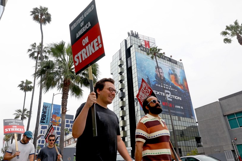 Ponad pięć tysięcy osób zgromadziła w środę w Los Angeles demonstracja poparcia dla strajku scenarzystów. Domagają się oni m.in. lepszych wynagrodzeń i regulacji związanych ze sztuczną inteligencją.