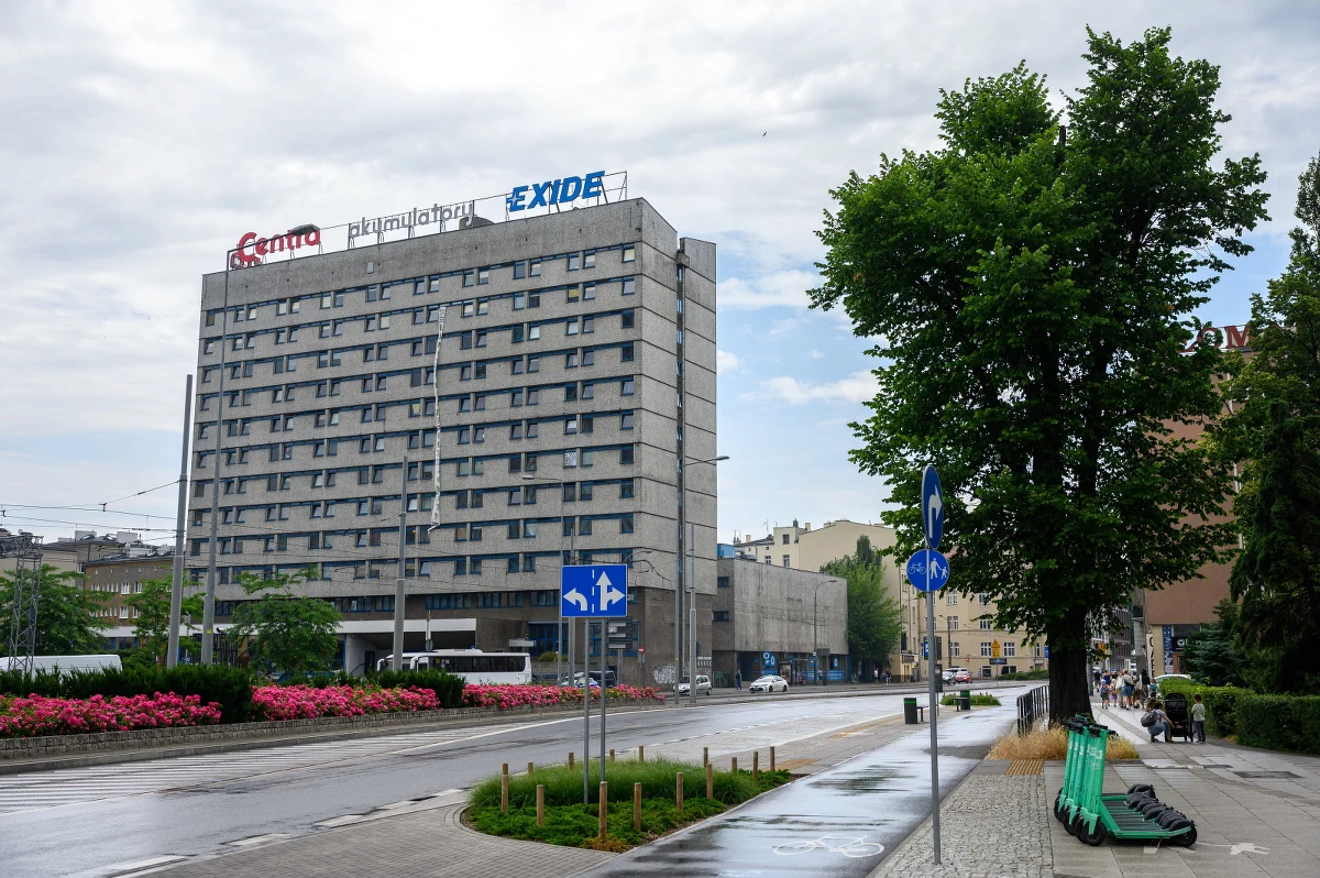 "Sprzedaż, remont, lub zamknięcie; każda z tych dróg formalnie jest wciąż możliwa"– podkreśliła podczas konferencji prasowej rektorka Uniwersytetu im. Adama Mickiewicza w Poznaniu prof. dr hab. Bogumiła Kaniewska. Decyzja władz UAM o zakończeniu działalności akademika Jowita wywołała protesty studentów.