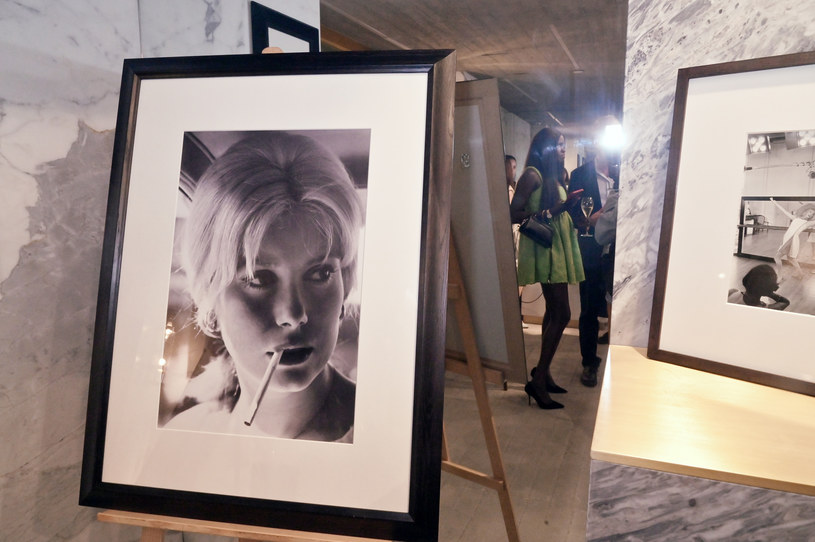 Catherine Deneuve 22 października skończy 80 lat. W obchody jej jubileuszu wpasowuje się paryska wystawa portretów przedstawiających aktorkę na przestrzeni kilkudziesięciu lat. Wystawa nosi nazwę "Prawy brzeg, lewy brzeg", gdyż składające się na nią fotografie zaprezentowane są w dwóch miejscach stolicy - w galerii sztuki i hotelu, a każde jest po innej stronie Sekwany.