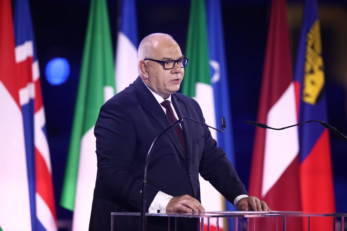 Jacek Sasin został wygwizdany podczas swojego wystąpienia na ceremonii otwarcia igrzysk europejskich w Krakowie. Minister aktywów państwowych odpowiedział dziś "hejterom" w mediach społecznościowych. W środowy wieczór na stadionie Wisły wygwizdano też prezydenta Andrzeja Dudę.