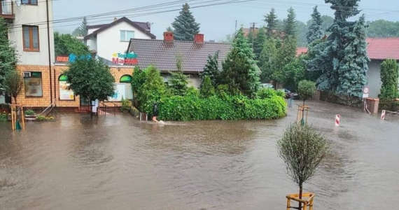 Wraz z początkiem lata i upalną pogodą nad Polskę nadciągnęły też niebezpieczne burze. Nawałnice przeszły m.in. nad Mazowszem i Wielkopolską. W środę w związku z frontem burzowym strażacy interweniowali prawie 500 razy. Najczęściej w woj. śląskim. IMGW ostrzega przed kolejnymi burzami.