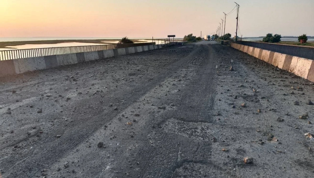 Rosjanie poinformowali, że Siły Zbrojne Ukrainy przeprowadziły atak rakietowy na most w pobliżu miejscowości Czonhar, który przecina cieśninę między Krymem a obwodem chersońskim. Komentatorzy zauważają, że to próba zakłócenia rosyjskiej logistyki.