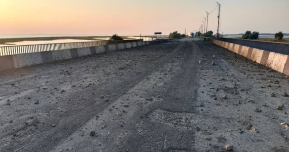 Rosjanie poinformowali, że Siły Zbrojne Ukrainy przeprowadziły atak rakietowy na most w pobliżu miejscowości Czonhar, który przecina cieśninę między Krymem a obwodem chersońskim. Komentatorzy zauważają, że to próba zakłócenia rosyjskiej logistyki.