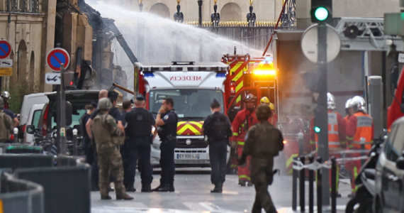 W V dzielnicy Paryża doszło do wybuchu w kamienicy. W wyniku eksplozji zapaliło się kilka budynków przy ulicy Świętego Jakuba. Najnowsze doniesienia mówią o 50 osobach rannych - stan 6 z nich jest ciężki. Ratownicy sprawdzają, czy pod gruzami nie ma co najmniej jednej osoby, które zaginęły. 