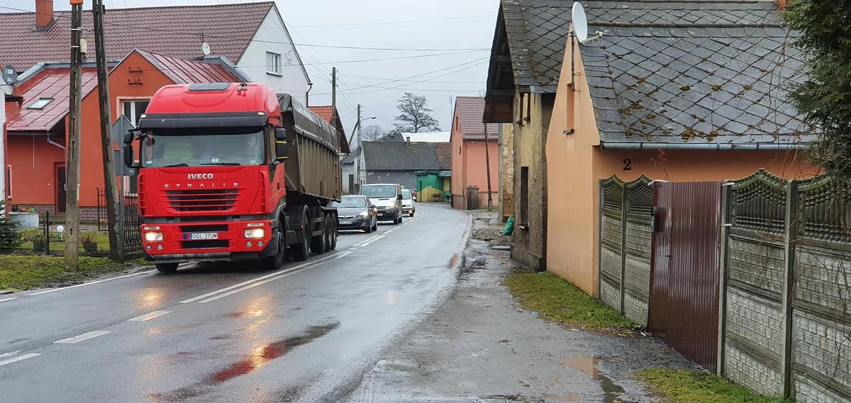Dziś o godzinie 10 zacznie się protest na drodze krajowej numer 38 we wsi Grobniki niedaleko Głubczyc na Opolszczyźnie. Mieszkańcy domagają się budowy obwodnicy. Mówią, że przez ich miejscowość przebiega jedyny we województwie fragment krajówki, na którym nie ma chodnika.