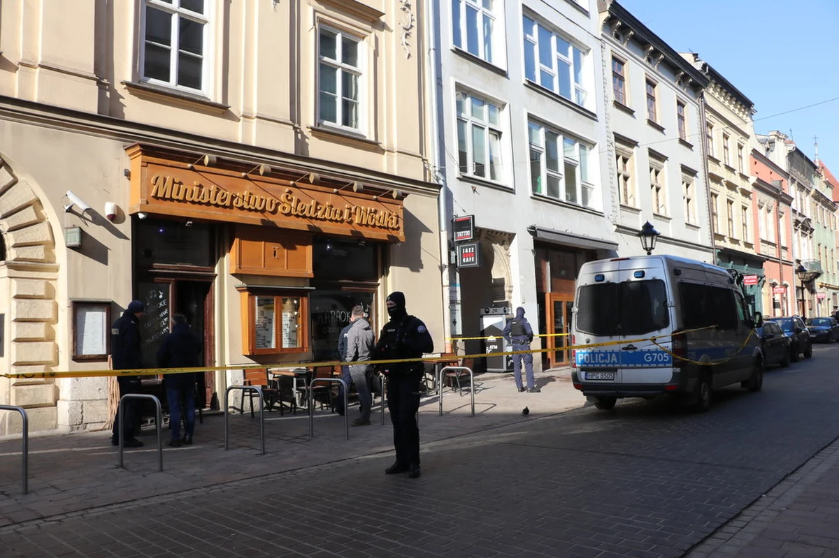 Z opinii biegłych wynika, że Dawid Ż., podejrzany o zastrzelenie mężczyzny w barze przy ul. Sławkowskiej w Krakowie, w chwili popełnienia czynu był niepoczytalny – poinformowała Prokuratura Okręgowa w Krakowie. 35-latkowi w lutym przedstawiono zarzut zabójstwa, usiłowania zabójstwa oraz posiadania bez pozwolenia broni i naboi. Mężczyzna nie przyznał się do winy i odmówił składania wyjaśnień.
