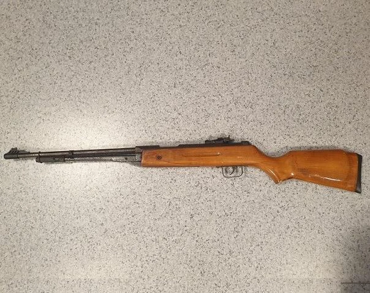 Zarzut nieumyślnego narażenia swojego syna na niebezpieczeństwo ciężkiego uszczerbku na zdrowiu usłyszał 47-letni mieszkaniec powiatu bialskiego. Mężczyzna strzelał z wiatrówki i ranił 14-latka w głowę – poinformowała lubelska policja.